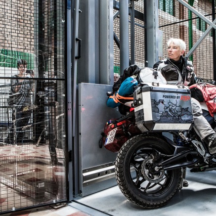 Elektrogirl aka Trui Hanoulle vertrekt op een elektrische motorfiets van Gent naar Istanbul (en terug).